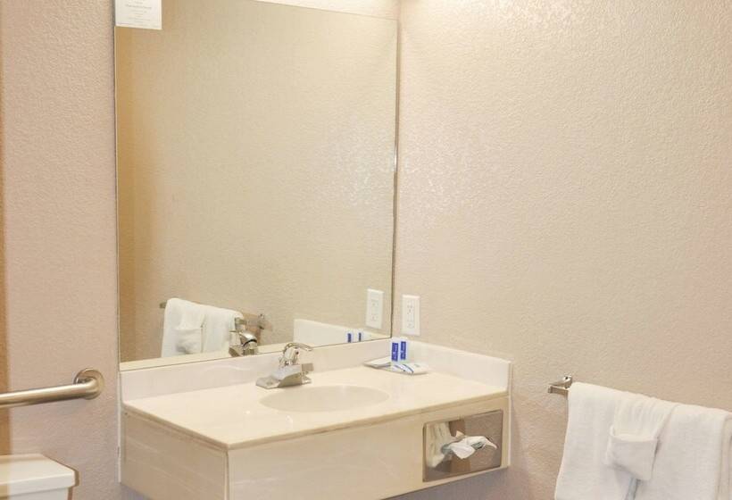 هتل Bison Inn & Suites On University