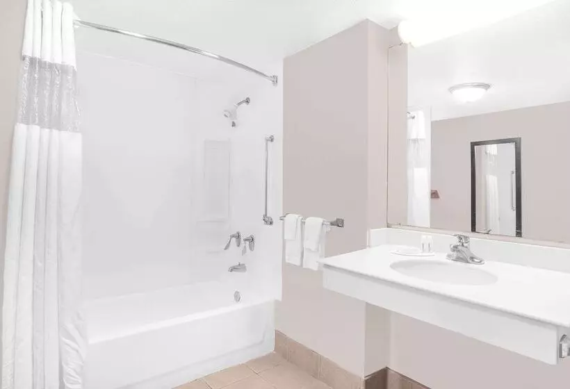 فندق Super 8 By Wyndham Austell/six Flags