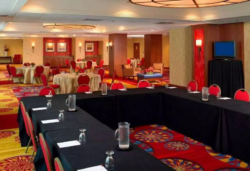 בית מלון כפרי Wyndham Cleveland Airport