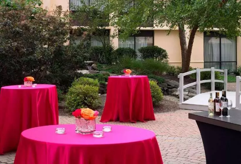 בית מלון כפרי Wyndham Cleveland Airport