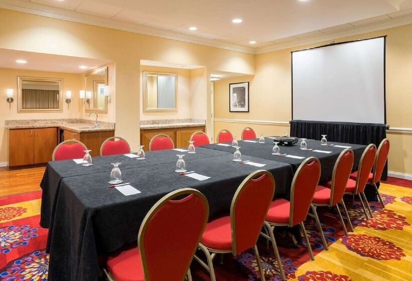 هتل Wyndham Cleveland Airport