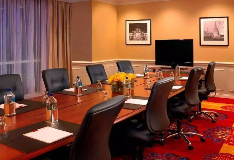 בית מלון כפרי Wyndham Cleveland Airport