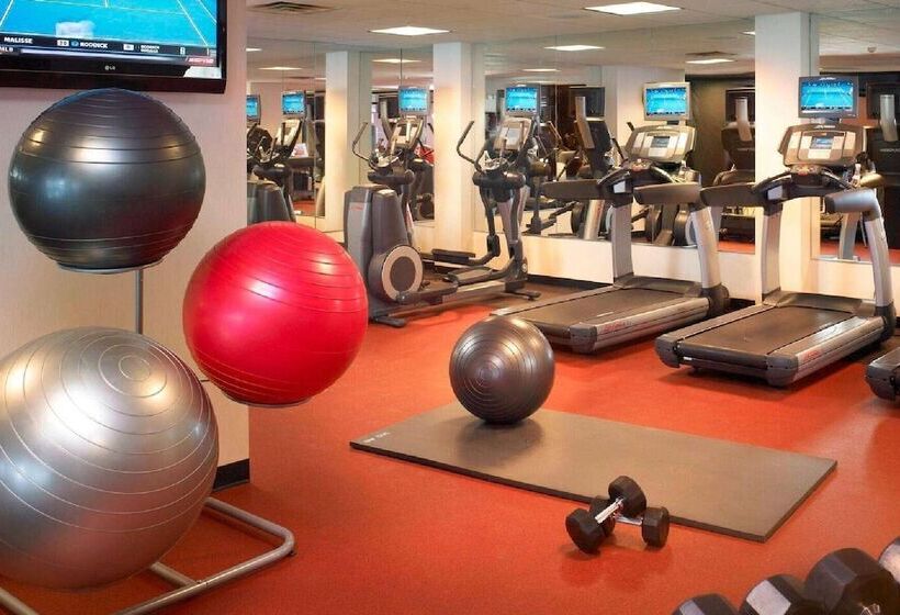 هتل Wyndham Cleveland Airport