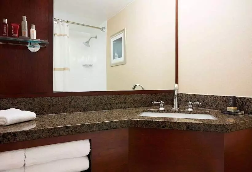 בית מלון כפרי Wyndham Cleveland Airport