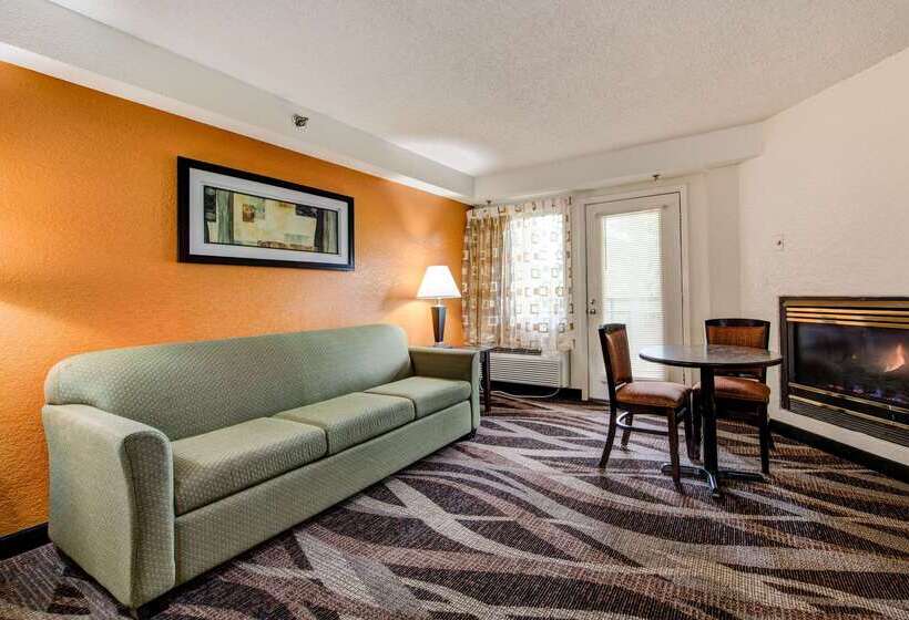 בית מלון כפרי Quality Inn Creekside Downtown Gatlinburg