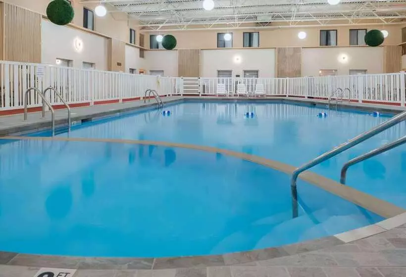 בית מלון כפרי Ramada By Wyndham Grand Forks