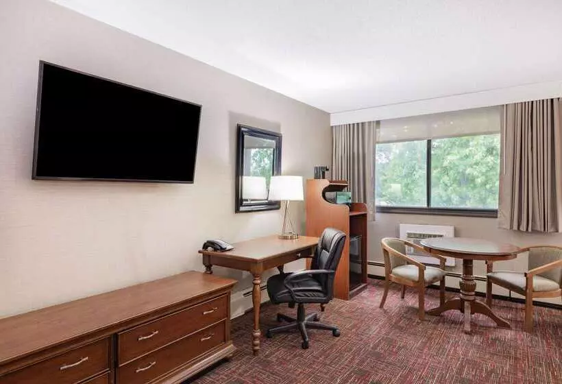 בית מלון כפרי Ramada By Wyndham Grand Forks