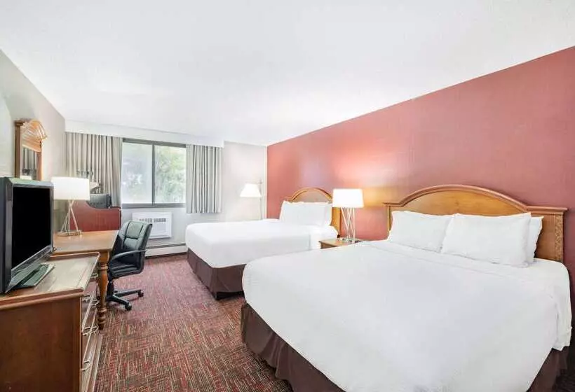 בית מלון כפרי Ramada By Wyndham Grand Forks