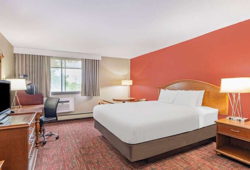 فندق Ramada By Wyndham Grand Forks