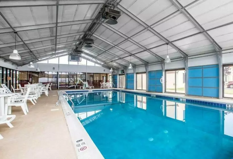 בית מלון כפרי Quality Inn & Suites