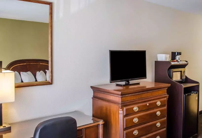 בית מלון כפרי Quality Inn & Suites Pensacola Bayview