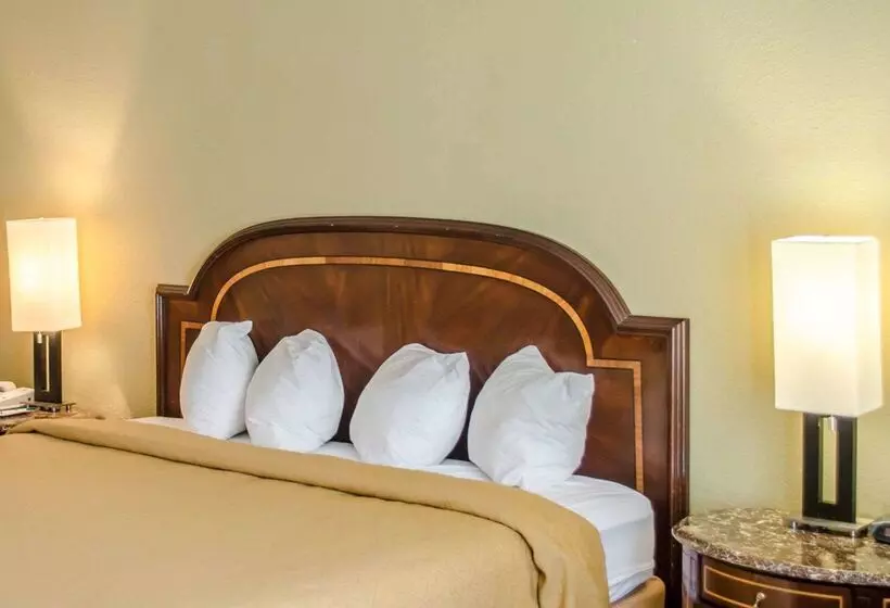 בית מלון כפרי Quality Inn & Suites Pensacola Bayview