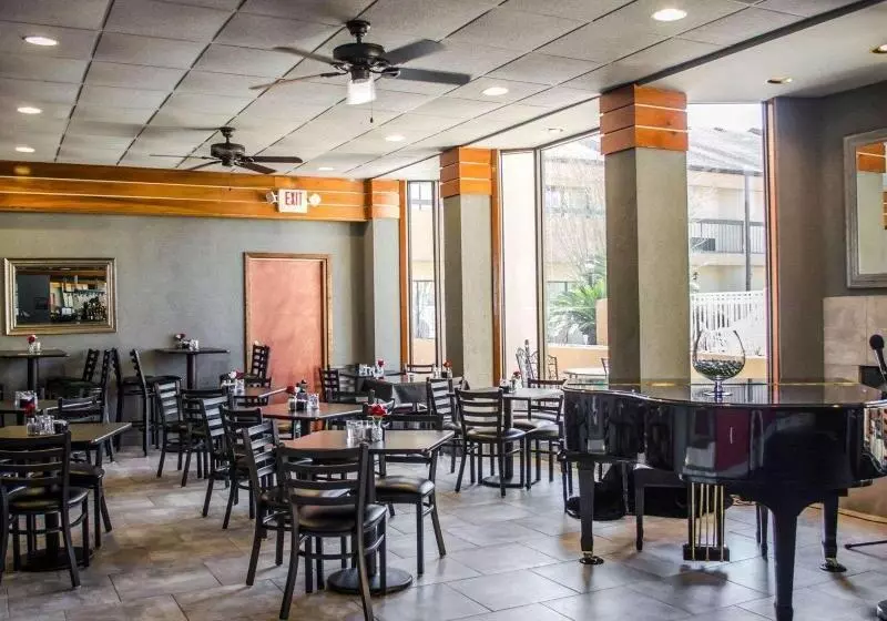 בית מלון כפרי Quality Inn & Suites Pensacola Bayview