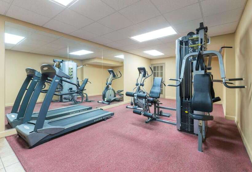 Ramada By Wyndham Topeka Downtown Hotel & Convention Center