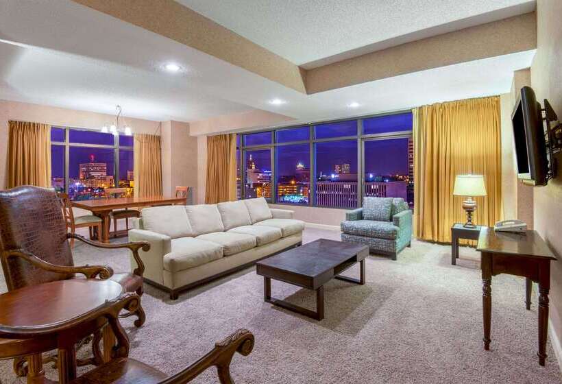 Ramada By Wyndham Topeka Downtown Hotel & Convention Center