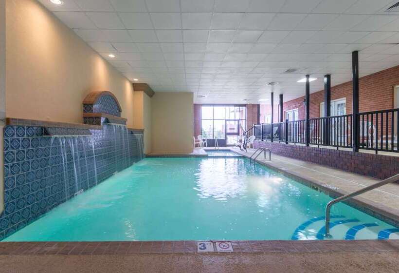 Ramada By Wyndham Topeka Downtown Hotel & Convention Center