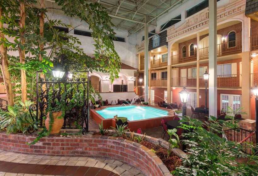 Ramada By Wyndham Topeka Downtown Hotel & Convention Center