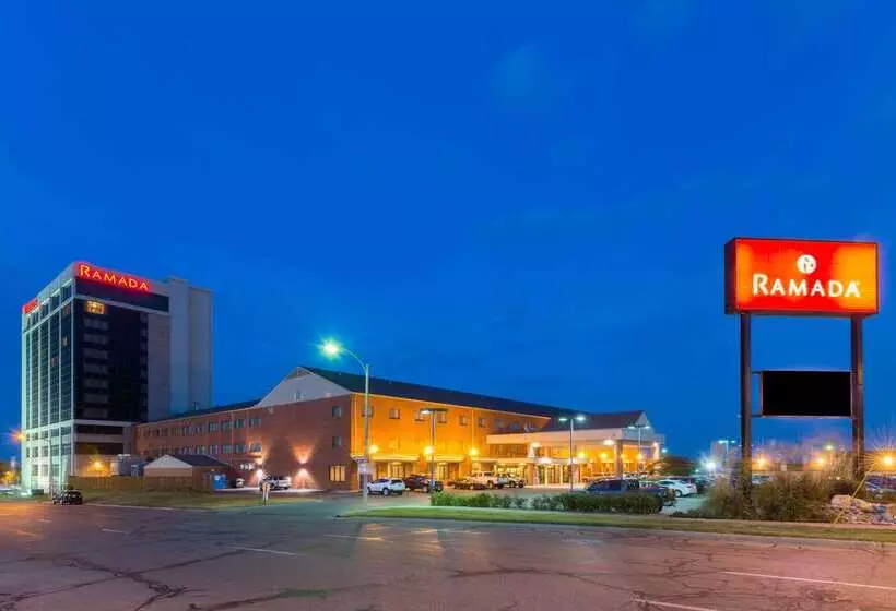 Ramada By Wyndham Topeka Downtown Hotel & Convention Center