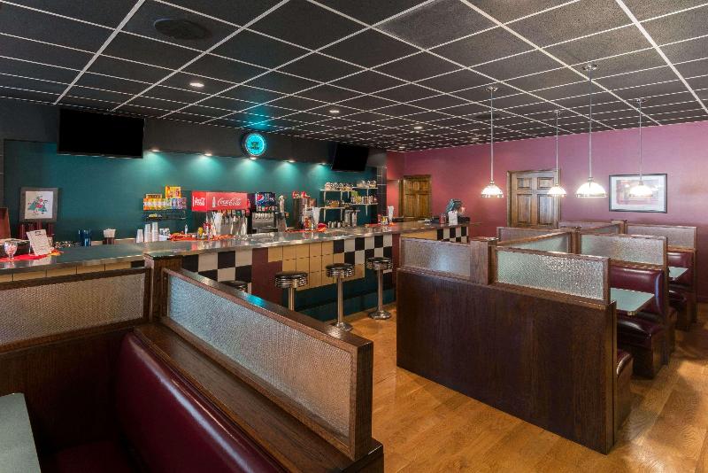 Ramada By Wyndham Topeka Downtown Hotel & Convention Center