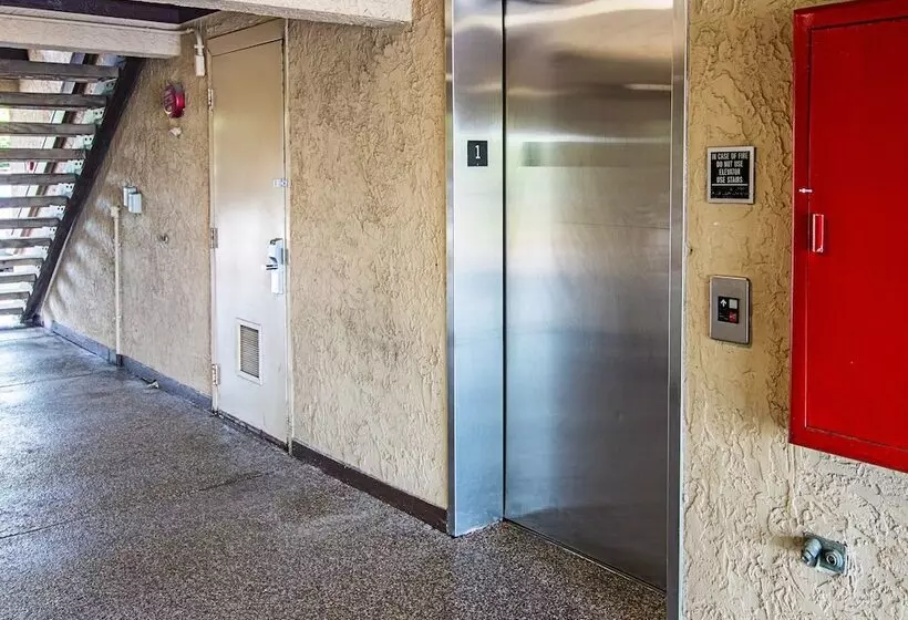 فندق Red Oak Inn Detroit   Southfield