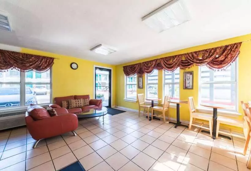 Motel 9 University Downtown