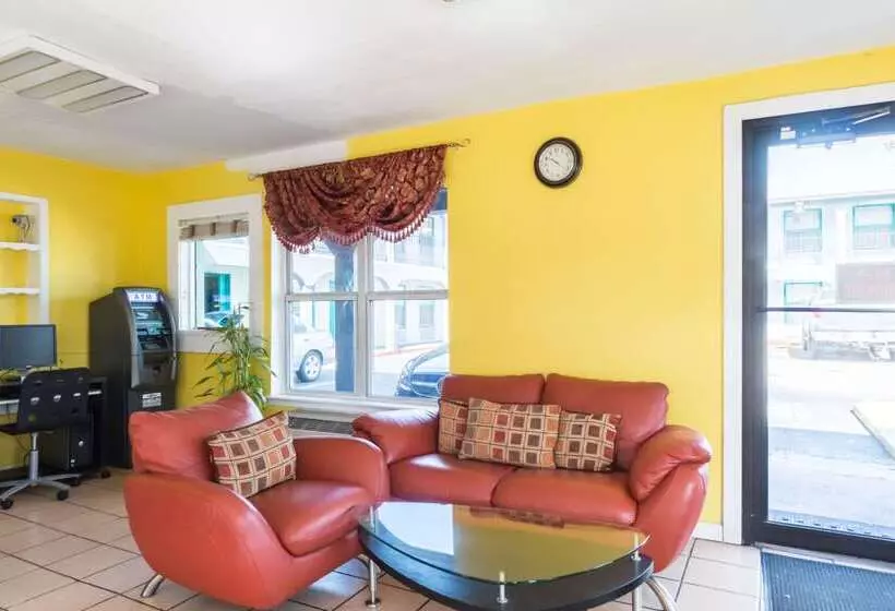 Motel 9 University Downtown