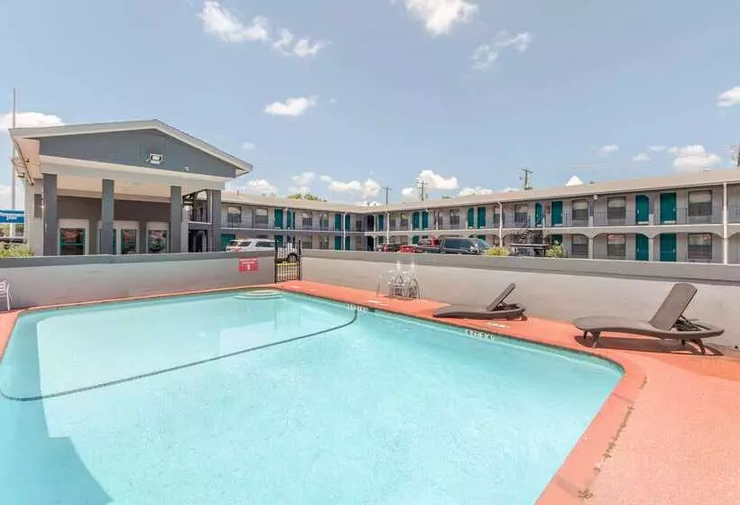 Motel 9 University Downtown