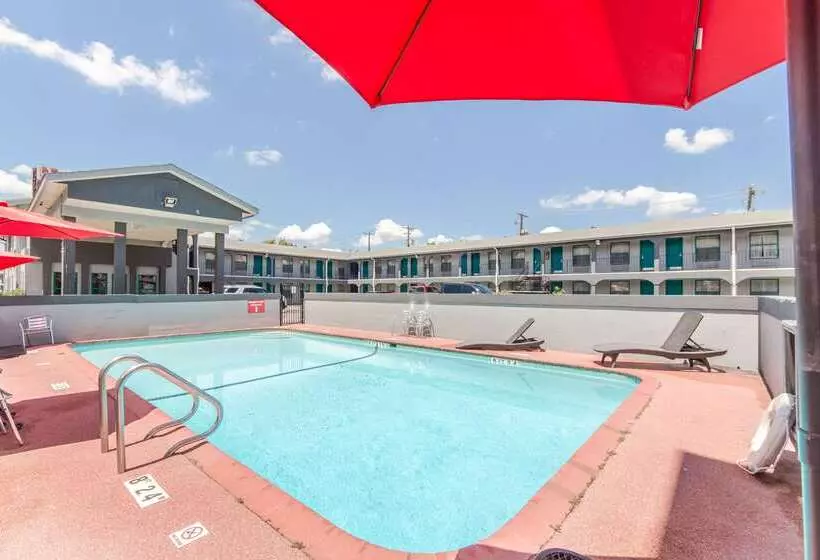 Motel 9 University Downtown