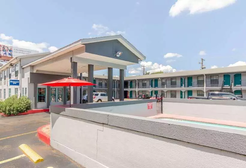 Motel 9 University Downtown