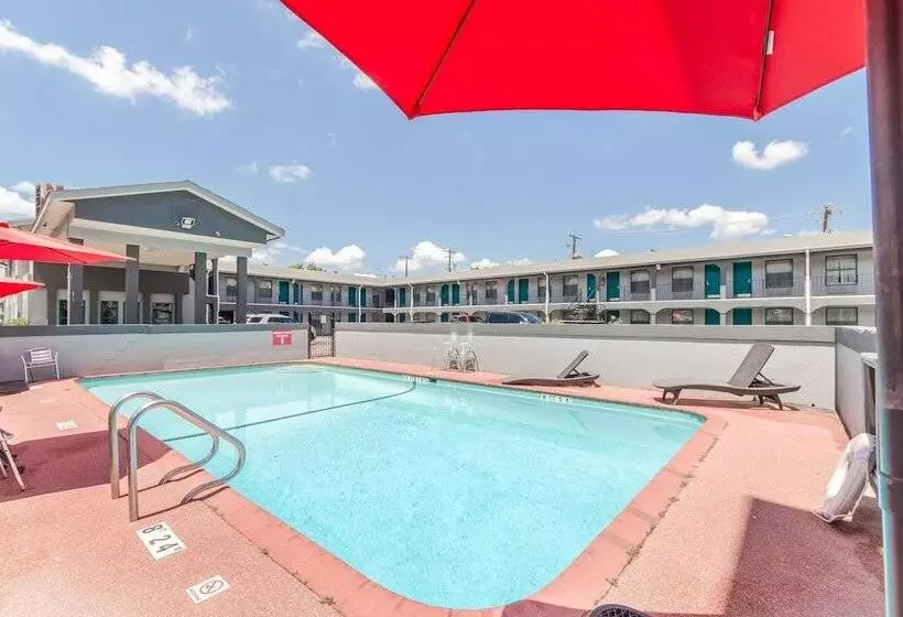 Motel 9 University Downtown