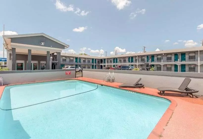 Motel 9 University Downtown