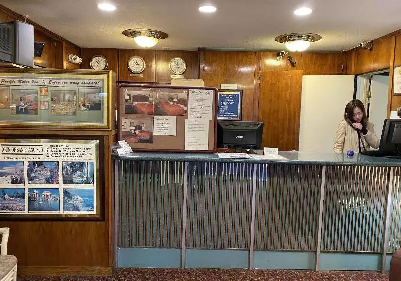 호텔 Royal Pacific Motor Inn