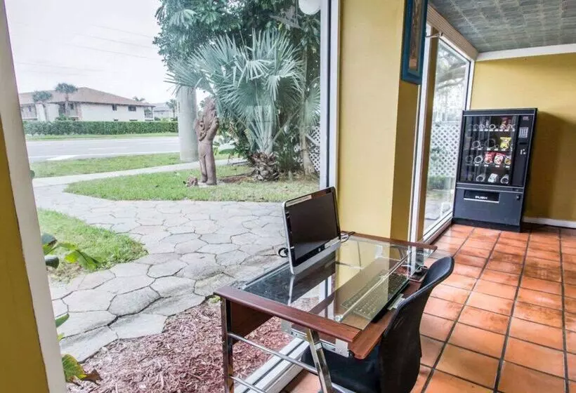 Motel Econo Lodge Cocoa Beach  Near The Port