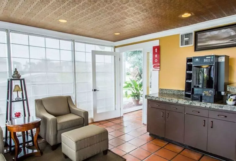 Motel Econo Lodge Cocoa Beach  Near The Port