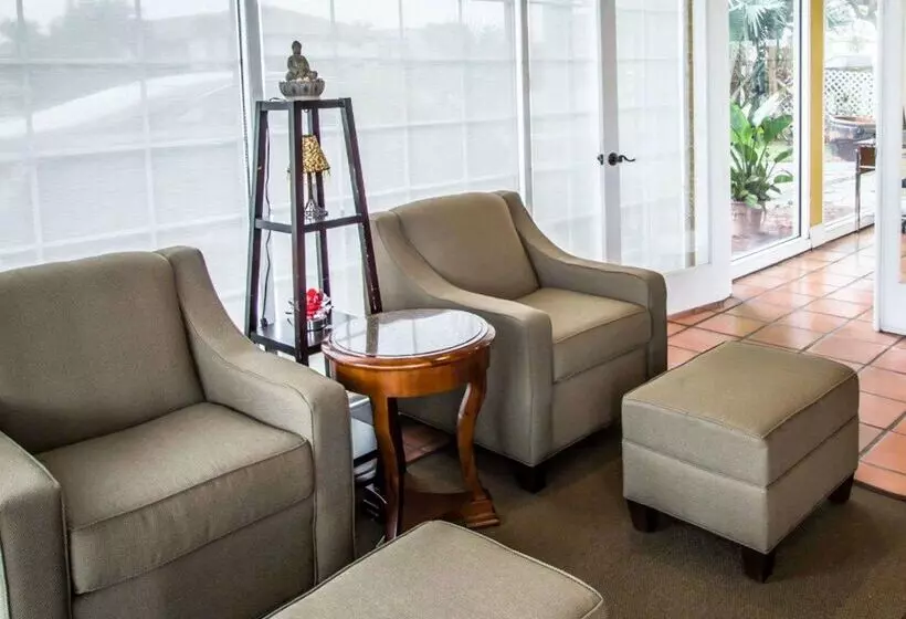 Motel Econo Lodge Cocoa Beach  Near The Port