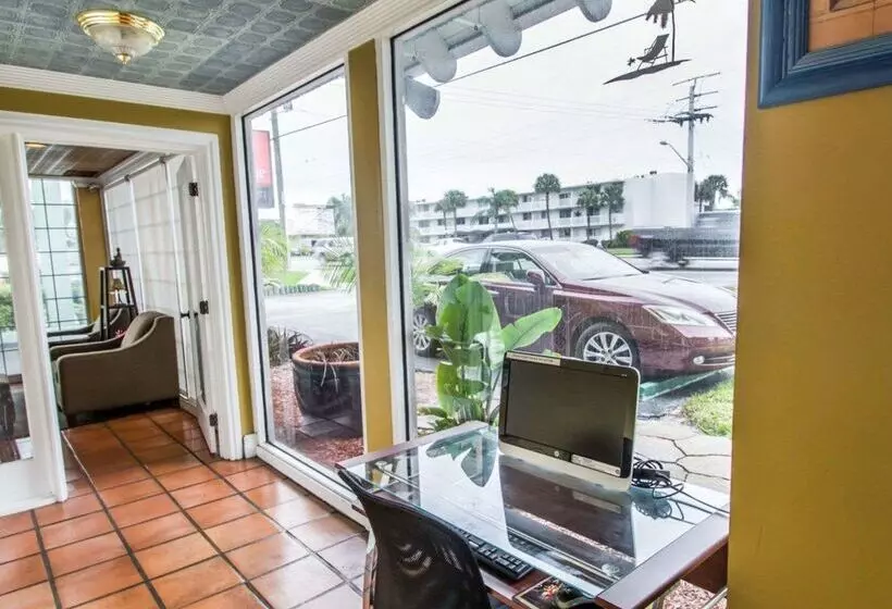 Motel Econo Lodge Cocoa Beach  Near The Port