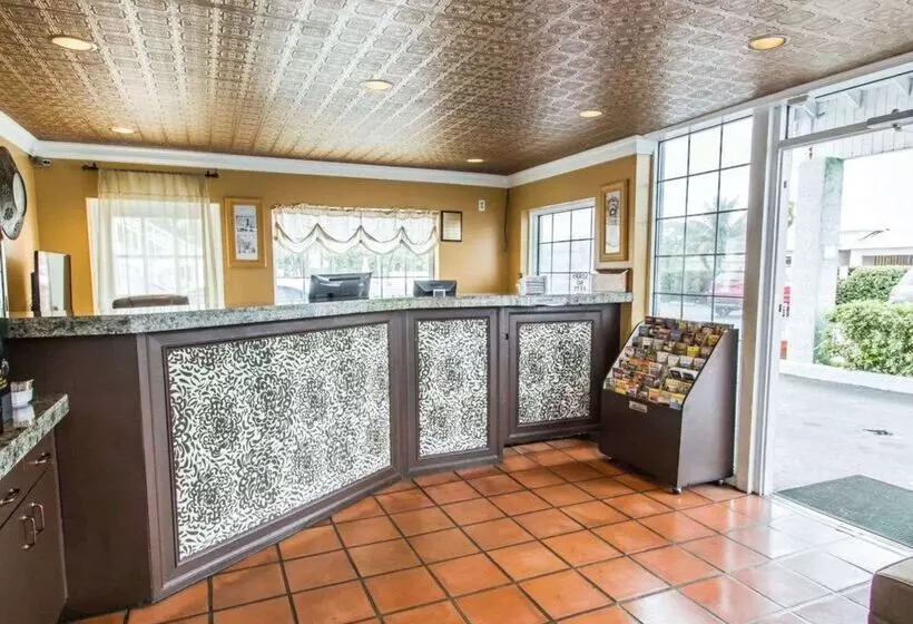 Motel Econo Lodge Cocoa Beach  Near The Port