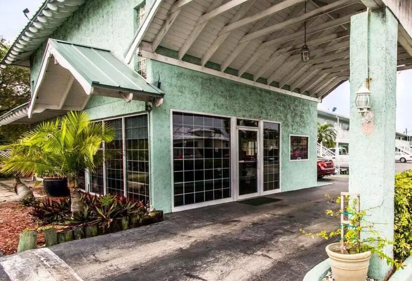 Motel Econo Lodge Cocoa Beach  Near The Port