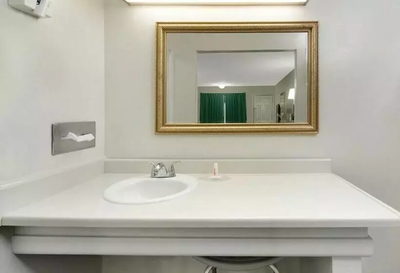 בית מלון כפרי Days Innvernon, Texas