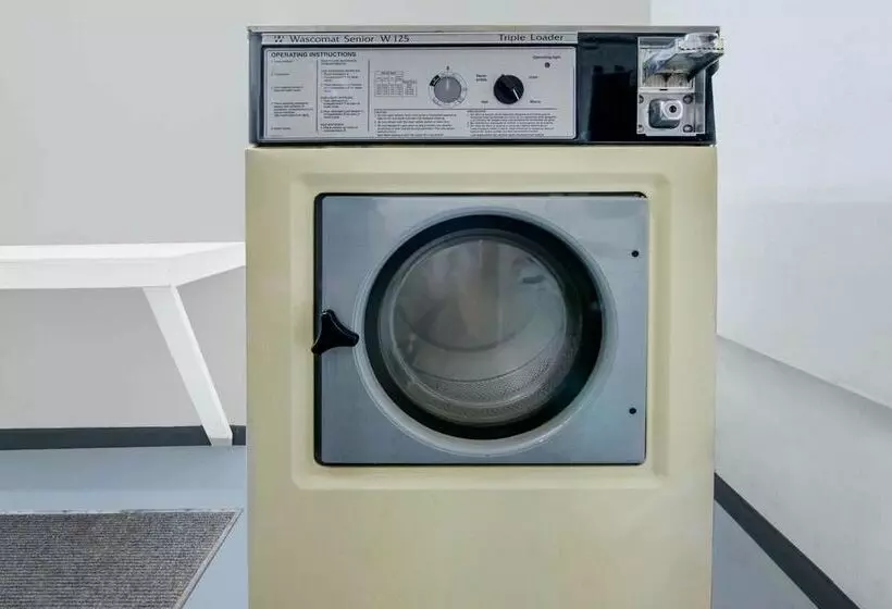 בית מלון כפרי Days Innvernon, Texas