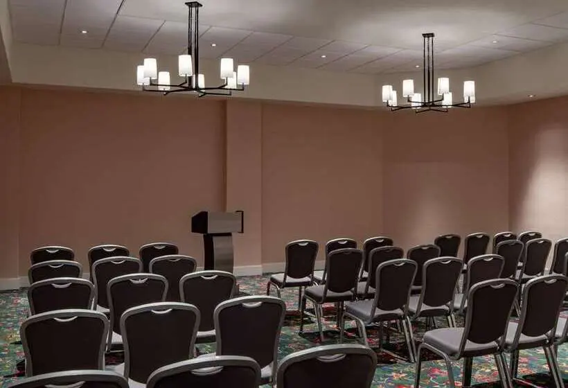 ホテル Graduate By Hilton Fayetteville Ar