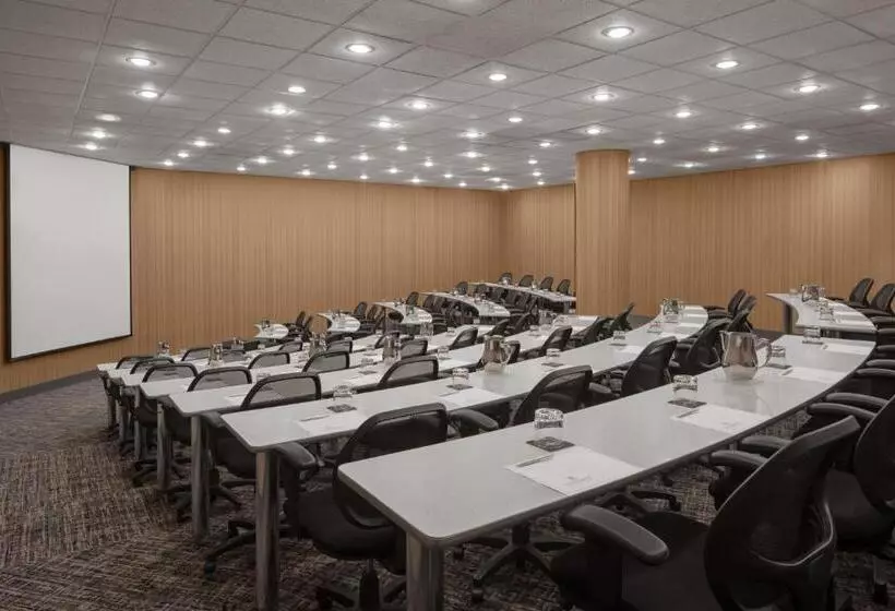 ホテル Renaissance Chicago North Shore