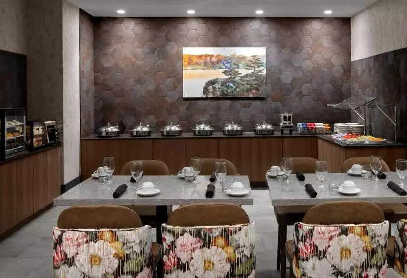 ホテル Renaissance Chicago North Shore