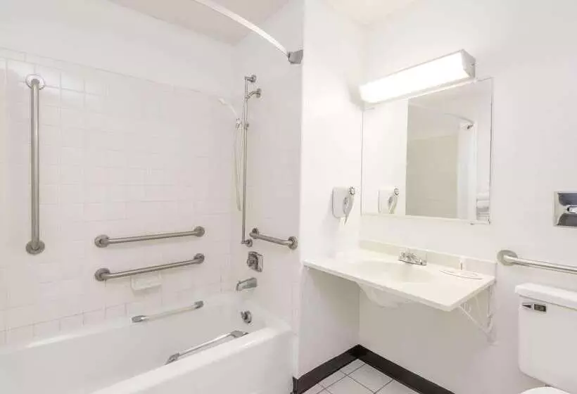 فندق على الطريق Super 8 By Wyndham Bloomington