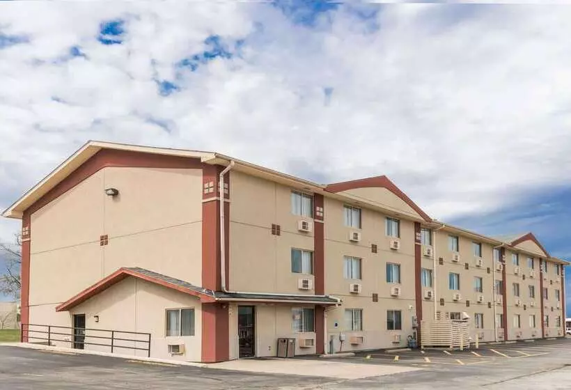 فندق على الطريق Super 8 By Wyndham Bloomington