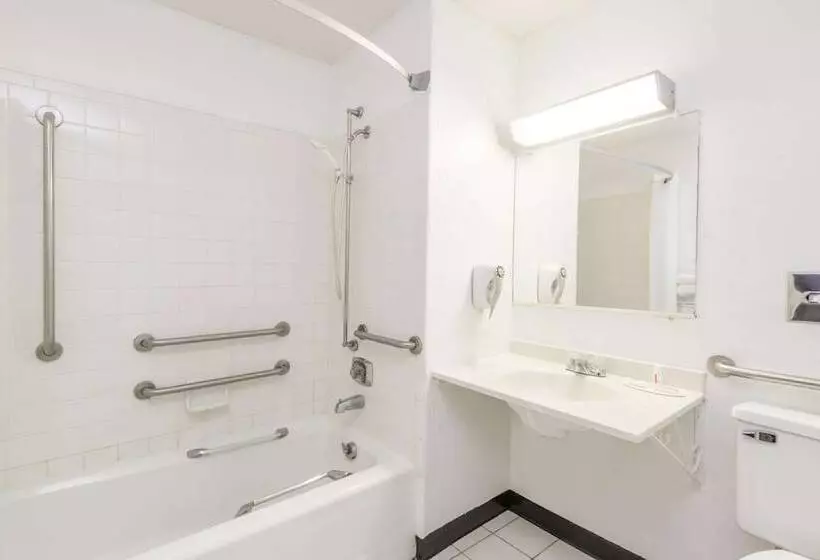 فندق على الطريق Super 8 By Wyndham Bloomington