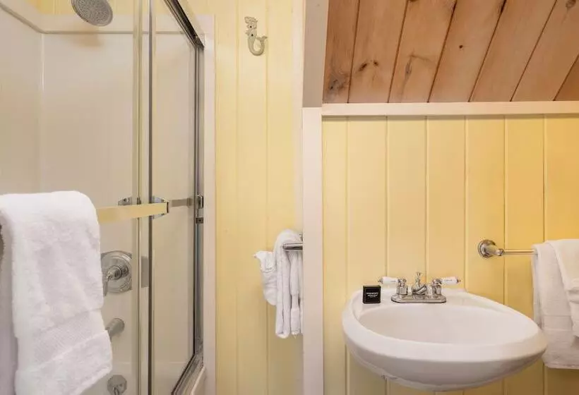 Spruce Point Inn Resort And Spa