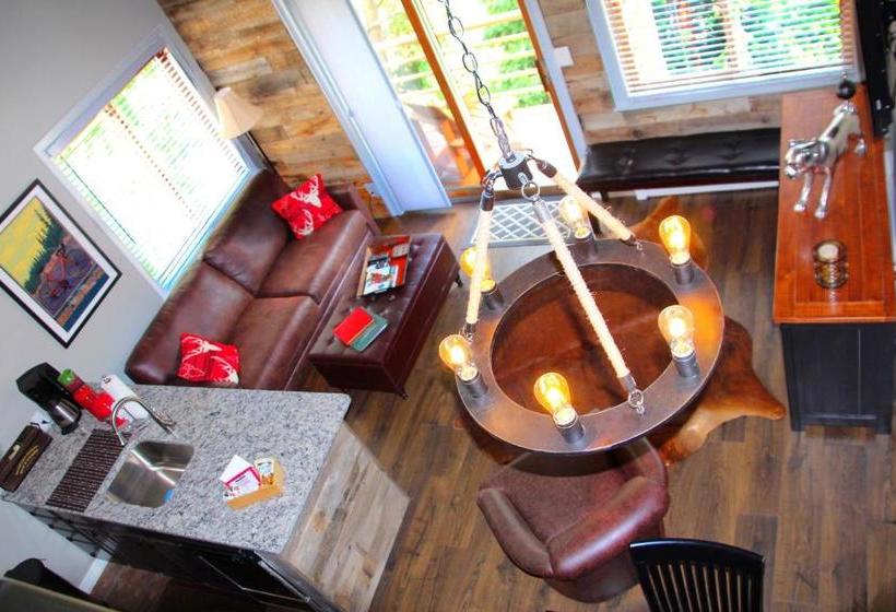 هتل Breck Creekside At Wildwood Suites