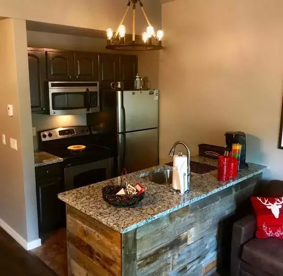 בית מלון כפרי Breck Creekside At Wildwood Suites