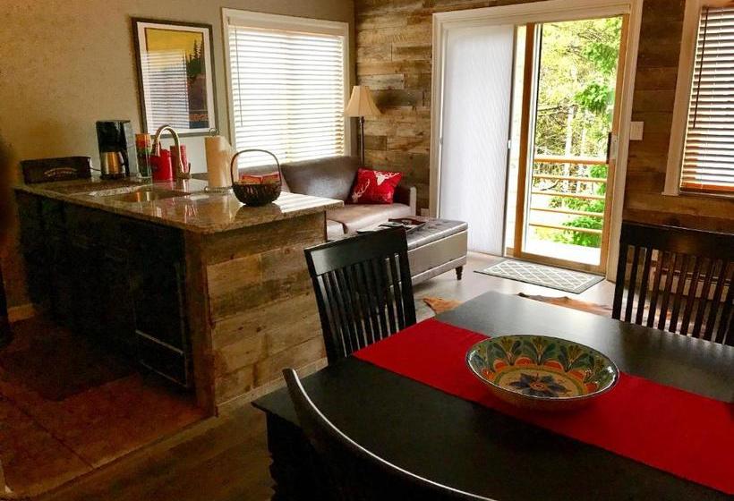 هتل Breck Creekside At Wildwood Suites